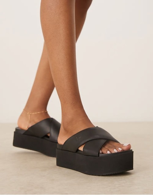 cross strap flatform sandals in black