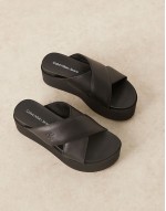 cross strap flatform sandals in black