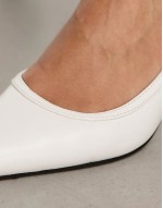Strut slingback kitten heeled shoes in white