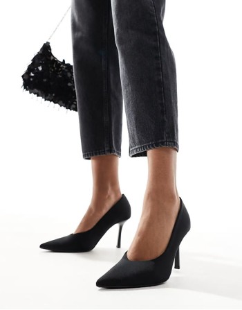 court heel in black