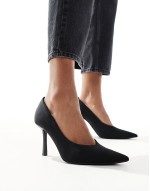 court heel in black