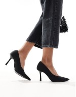 court heel in black