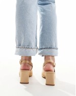 wide fit block heel sling back court shoe in beige