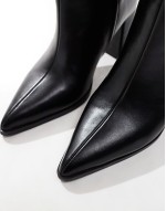 ‌Stylish pointed knee boots in black