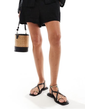 Taran hardware toe post sandals in black leather