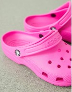 classic clogs in juice pink